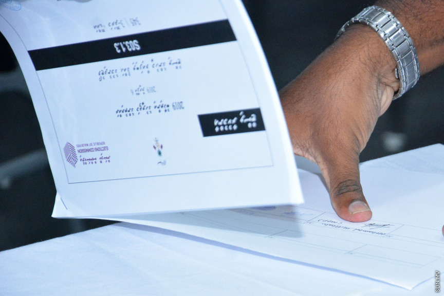 އިލެކްޝަން ކޮމިޝަން ގެ ވޯޓާސް ލިސްޓުގައި ކެޑިޑޭޓުން ސޮއިކުރުން -- ސަން ފޮޓޯ/ އަހުމަދު އަވްޝަން އިލްޔާސް
