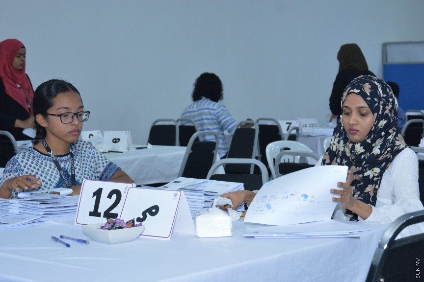 އިލެކްޝަން ކޮމިޝަން ގެ ވޯޓާސް ލިސްޓުގައި ކެޑިޑޭޓުން ސޮއިކުރުން -- ސަން ފޮޓޯ/ އަހުމަދު އަވްޝަން އިލްޔާސް
