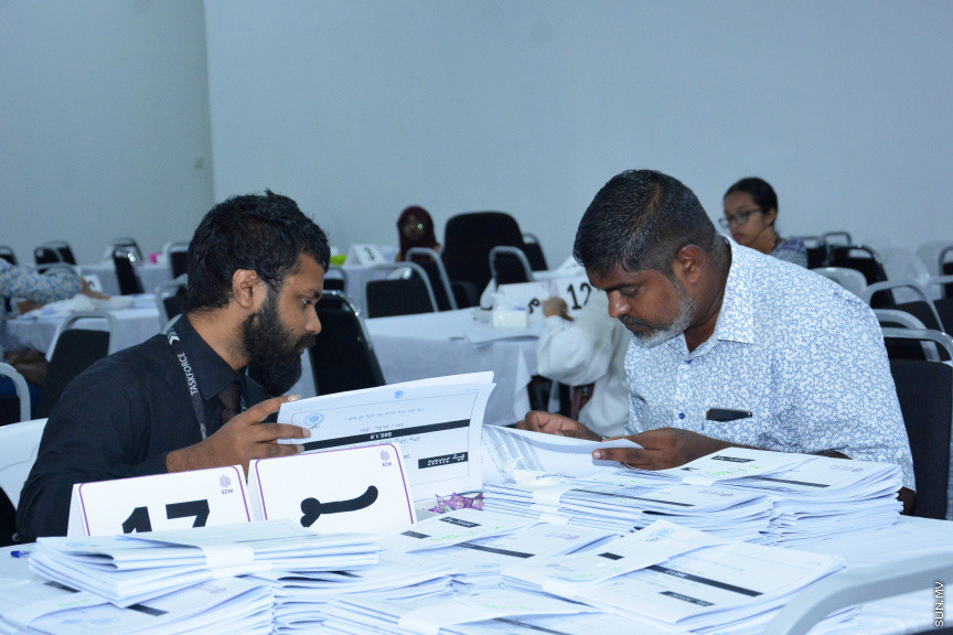އިލެކްޝަން ކޮމިޝަން ގެ ވޯޓާސް ލިސްޓުގައި ކެޑިޑޭޓުން ސޮއިކުރުން -- ސަން ފޮޓޯ/ އަހުމަދު އަވްޝަން އިލްޔާސް

