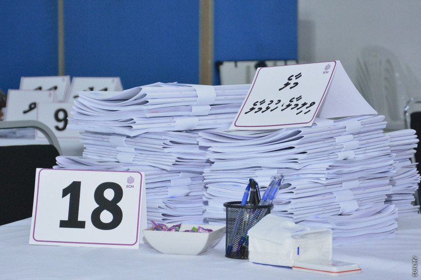 އިލެކްޝަން ކޮމިޝަން ގެ ވޯޓާސް ލިސްޓުގައި ކެޑިޑޭޓުން ސޮއިކުރުން -- ސަން ފޮޓޯ/ އަހުމަދު އަވްޝަން އިލްޔާސް
