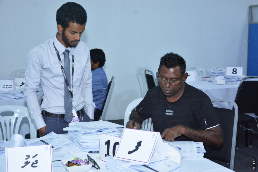 އިލެކްޝަން ކޮމިޝަން ގެ ވޯޓާސް ލިސްޓުގައި ކެޑިޑޭޓުން ސޮއިކުރުން -- ސަން ފޮޓޯ/ އަހުމަދު އަވްޝަން އިލްޔާސް
