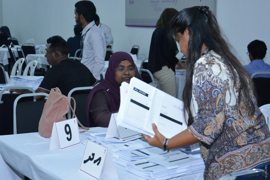 އިލެކްޝަން ކޮމިޝަން ގެ ވޯޓާސް ލިސްޓުގައި ކެޑިޑޭޓުން ސޮއިކުރުން -- ސަން ފޮޓޯ/ އަހުމަދު އަވްޝަން އިލްޔާސް
