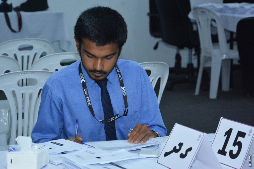 އިލެކްޝަން ކޮމިޝަން ގެ ވޯޓާސް ލިސްޓުގައި ކެޑިޑޭޓުން ސޮއިކުރުން -- ސަން ފޮޓޯ/ އަހުމަދު އަވްޝަން އިލްޔާސް