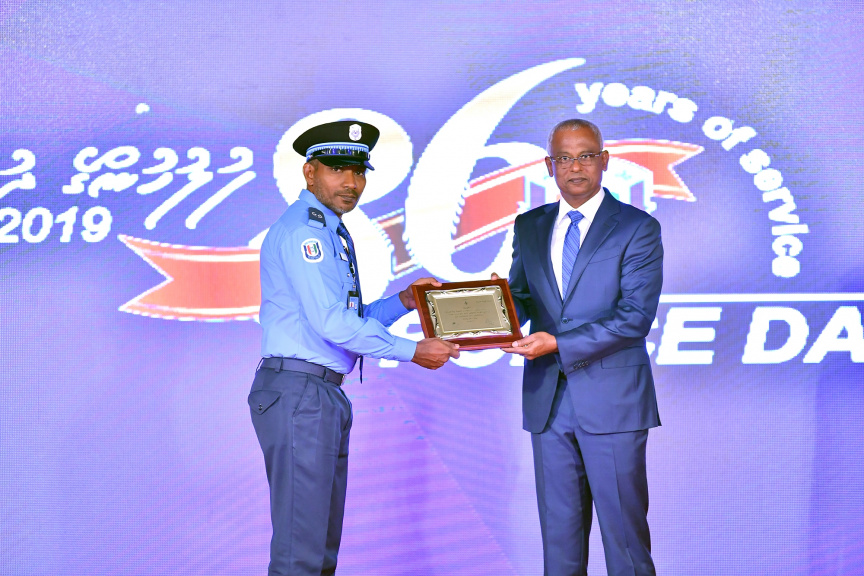 މާޗް 29، 2019، ފުލުހުންގެ މުއައްސަސާ އަށް 86 އަހަރު ފުރުން ފާހަގަކުރުމަށް ދަރުބާރުގޭގައި ބޭއްވި ޖަލްސާގެ ތެރެއިން -- ފޮޓޯ/ ރައީސް އޮފީސް