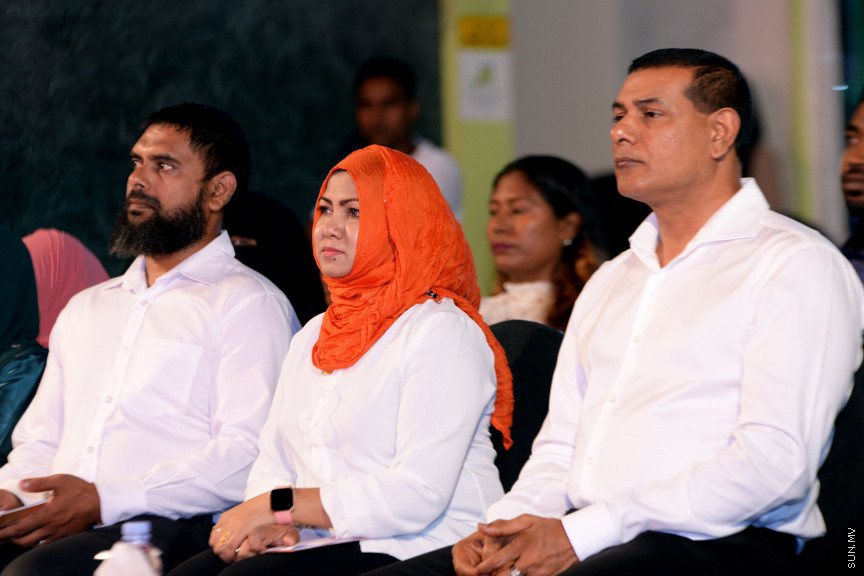 މާފަންނު ހުޅަނގު ދާއިރާއަށް ވާދަކުރައްވާ އައިޝަތު ރަފިއްޔާގެ ކެމްޕެއިން ބޮޑު ޖަލްސާގެ ތެރެއިން: މިޖަލްސާގައި އެމްޑީއޭގެ ލީޑަރު އަހުމަދު ސިޔާމް މުހައްމަދު ބައިވެރިވެ ވަޑައިގެންނެވި -- ސަން ފޮޓޯ/ އަހުމަދު އަވްޝަން އިލްޔާސް