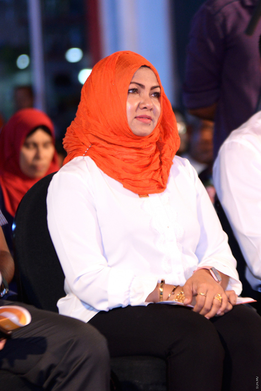 މާފަންނު ހުޅަނގު ދާއިރާއަށް ވާދަކުރައްވާ އައިޝަތު ރަފިއްޔާގެ ކެމްޕެއިން ބޮޑު ޖަލްސާގެ ތެރެއިން: މިޖަލްސާގައި އެމްޑީއޭގެ ލީޑަރު އަހުމަދު ސިޔާމް މުހައްމަދު ބައިވެރިވެ ވަޑައިގެންނެވި -- ސަން ފޮޓޯ/ އަހުމަދު އަވްޝަން އިލްޔާސް