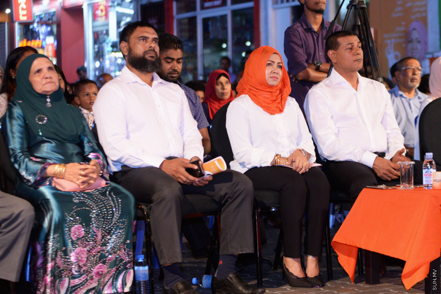 މާފަންނު ހުޅަނގު ދާއިރާއަށް ވާދަކުރައްވާ އައިޝަތު ރަފިއްޔާގެ ކެމްޕެއިން ބޮޑު ޖަލްސާގެ ތެރެއިން: މިޖަލްސާގައި އެމްޑީއޭގެ ލީޑަރު އަހުމަދު ސިޔާމް މުހައްމަދު ބައިވެރިވެ ވަޑައިގެންނެވި -- ސަން ފޮޓޯ/ އަހުމަދު އަވްޝަން އިލްޔާސް
