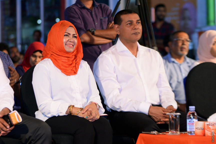 މާފަންނު ހުޅަނގު ދާއިރާއަށް ވާދަކުރައްވާ އައިޝަތު ރަފިއްޔާގެ ކެމްޕެއިން ބޮޑު ޖަލްސާގެ ތެރެއިން: މިޖަލްސާގައި އެމްޑީއޭގެ ލީޑަރު އަހުމަދު ސިޔާމް މުހައްމަދު ބައިވެރިވެ ވަޑައިގެންނެވި -- ސަން ފޮޓޯ/ އަހުމަދު އަވްޝަން އިލްޔާސް