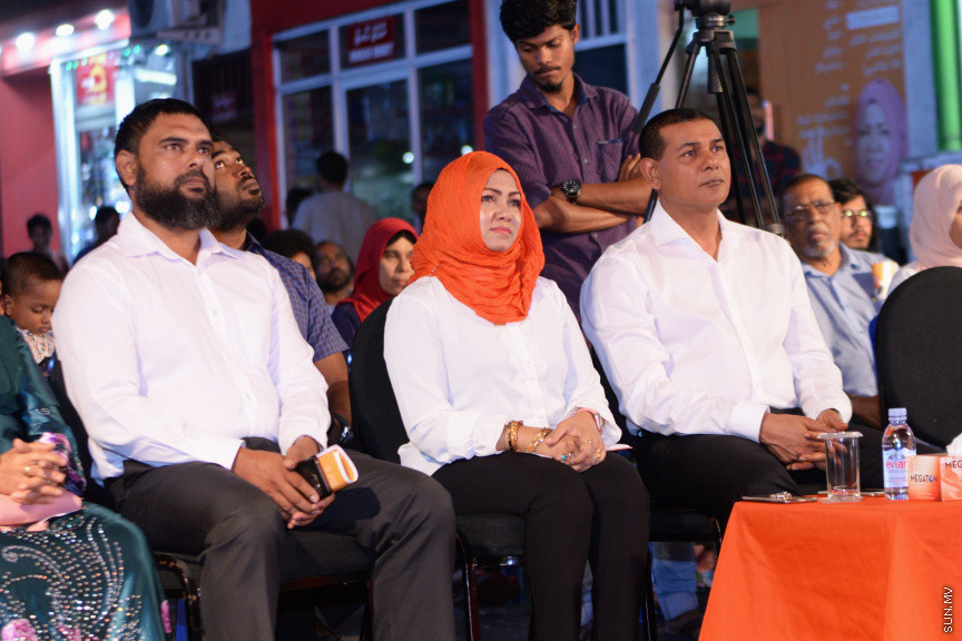 މާފަންނު ހުޅަނގު ދާއިރާއަށް ވާދަކުރައްވާ އައިޝަތު ރަފިއްޔާގެ ކެމްޕެއިން ބޮޑު ޖަލްސާގެ ތެރެއިން: މިޖަލްސާގައި އެމްޑީއޭގެ ލީޑަރު އަހުމަދު ސިޔާމް މުހައްމަދު ބައިވެރިވެ ވަޑައިގެންނެވި -- ސަން ފޮޓޯ/ އަހުމަދު އަވްޝަން އިލްޔާސް