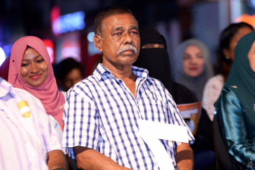 މާފަންނު ހުޅަނގު ދާއިރާއަށް ވާދަކުރައްވާ އައިޝަތު ރަފިއްޔާގެ ކެމްޕެއިން ބޮޑު ޖަލްސާގެ ތެރެއިން: މިޖަލްސާގައި އެމްޑީއޭގެ ލީޑަރު އަހުމަދު ސިޔާމް މުހައްމަދު ބައިވެރިވެ ވަޑައިގެންނެވި -- ސަން ފޮޓޯ/ އަހުމަދު އަވްޝަން އިލްޔާސް