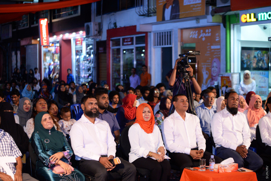 މާފަންނު ހުޅަނގު ދާއިރާއަށް ވާދަކުރައްވާ އައިޝަތު ރަފިއްޔާގެ ކެމްޕެއިން ބޮޑު ޖަލްސާގެ ތެރެއިން: މިޖަލްސާގައި އެމްޑީއޭގެ ލީޑަރު އަހުމަދު ސިޔާމް މުހައްމަދު ބައިވެރިވެ ވަޑައިގެންނެވި -- ސަން ފޮޓޯ/ އަހުމަދު އަވްޝަން އިލްޔާސް