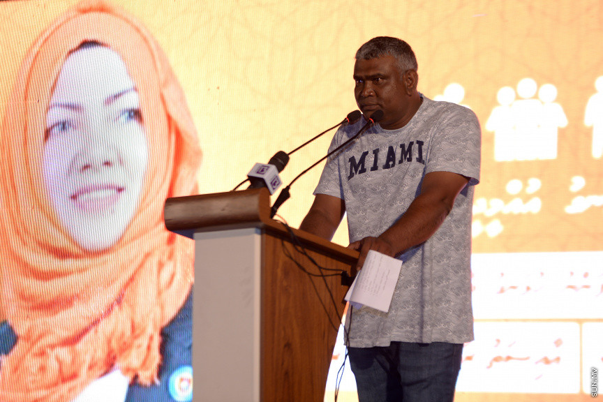 މާފަންނު ހުޅަނގު ދާއިރާއަށް ވާދަކުރައްވާ އައިޝަތު ރަފިއްޔާގެ ކެމްޕެއިން ބޮޑު ޖަލްސާގެ ތެރެއިން: މިޖަލްސާގައި އެމްޑީއޭގެ ލީޑަރު އަހުމަދު ސިޔާމް މުހައްމަދު ބައިވެރިވެ ވަޑައިގެންނެވި -- ސަން ފޮޓޯ/ އަހުމަދު އަވްޝަން އިލްޔާސް