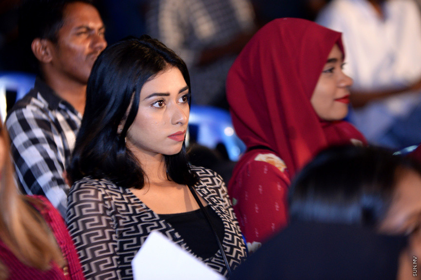 މާފަންނު ހުޅަނގު ދާއިރާއަށް ވާދަކުރައްވާ އައިޝަތު ރަފިއްޔާގެ ކެމްޕެއިން ބޮޑު ޖަލްސާގެ ތެރެއިން: މިޖަލްސާގައި އެމްޑީއޭގެ ލީޑަރު އަހުމަދު ސިޔާމް މުހައްމަދު ބައިވެރިވެ ވަޑައިގެންނެވި -- ސަން ފޮޓޯ/ އަހުމަދު އަވްޝަން އިލްޔާސް