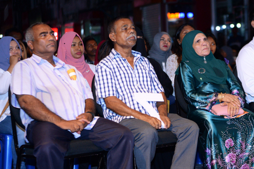 މާފަންނު ހުޅަނގު ދާއިރާއަށް ވާދަކުރައްވާ އައިޝަތު ރަފިއްޔާގެ ކެމްޕެއިން ބޮޑު ޖަލްސާގެ ތެރެއިން: މިޖަލްސާގައި އެމްޑީއޭގެ ލީޑަރު އަހުމަދު ސިޔާމް މުހައްމަދު ބައިވެރިވެ ވަޑައިގެންނެވި -- ސަން ފޮޓޯ/ އަހުމަދު އަވްޝަން އިލްޔާސް