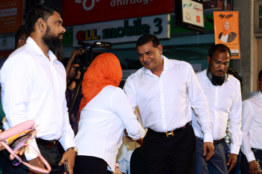 މާފަންނު ހުޅަނގު ދާއިރާއަށް ވާދަކުރައްވާ އައިޝަތު ރަފިއްޔާގެ ކެމްޕެއިން ބޮޑު ޖަލްސާގެ ތެރެއިން: މިޖަލްސާގައި އެމްޑީއޭގެ ލީޑަރު އަހުމަދު ސިޔާމް މުހައްމަދު ބައިވެރިވެ ވަޑައިގެންނެވި -- ސަން ފޮޓޯ/ އަހުމަދު އަވްޝަން އިލްޔާސް