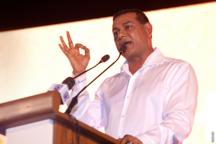 މާފަންނު ހުޅަނގު ދާއިރާއަށް ވާދަކުރައްވާ އައިޝަތު ރަފިއްޔާގެ ކެމްޕެއިން ބޮޑު ޖަލްސާގެ ތެރެއިން: މިޖަލްސާގައި އެމްޑީއޭގެ ލީޑަރު އަހުމަދު ސިޔާމް މުހައްމަދު ބައިވެރިވެ ވަޑައިގެންނެވި -- ސަން ފޮޓޯ/ އަހުމަދު އަވްޝަން އިލްޔާސް