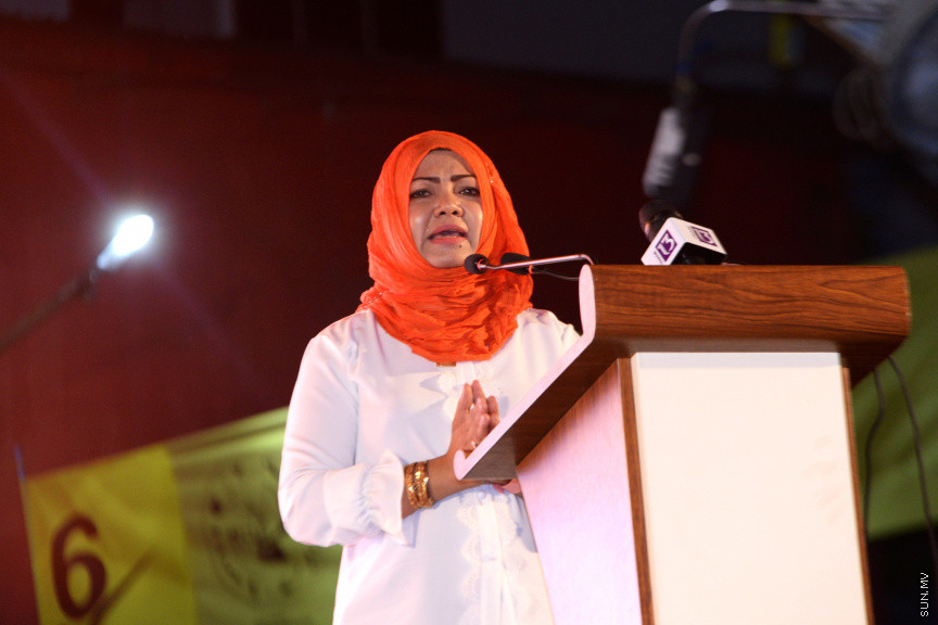 މާފަންނު ހުޅަނގު ދާއިރާއަށް ވާދަކުރައްވާ އައިޝަތު ރަފިއްޔާގެ ކެމްޕެއިން ބޮޑު ޖަލްސާގެ ތެރެއިން: މިޖަލްސާގައި އެމްޑީއޭގެ ލީޑަރު އަހުމަދު ސިޔާމް މުހައްމަދު ބައިވެރިވެ ވަޑައިގެންނެވި -- ސަން ފޮޓޯ/ އަހުމަދު އަވްޝަން އިލްޔާސް