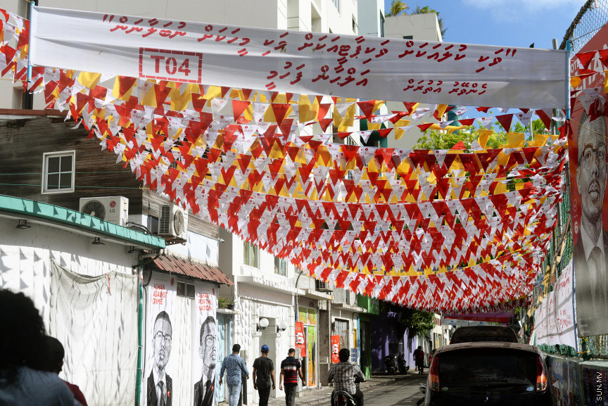 މާދަމާ ބާއްވާ ރައްޔިތުންގެ މަޖިލީހުގެ  އިންތިހާބުގެ ފޯރީގެ ތެރެއިން މާލެއާއި މުޅިރާއްޖޭގައި ކެންޕެއިންގެ ކުލަތައް -- ސަން ފޮޓޯ/ އަހުމަދު އަވްޝަން އިލްޔާސް