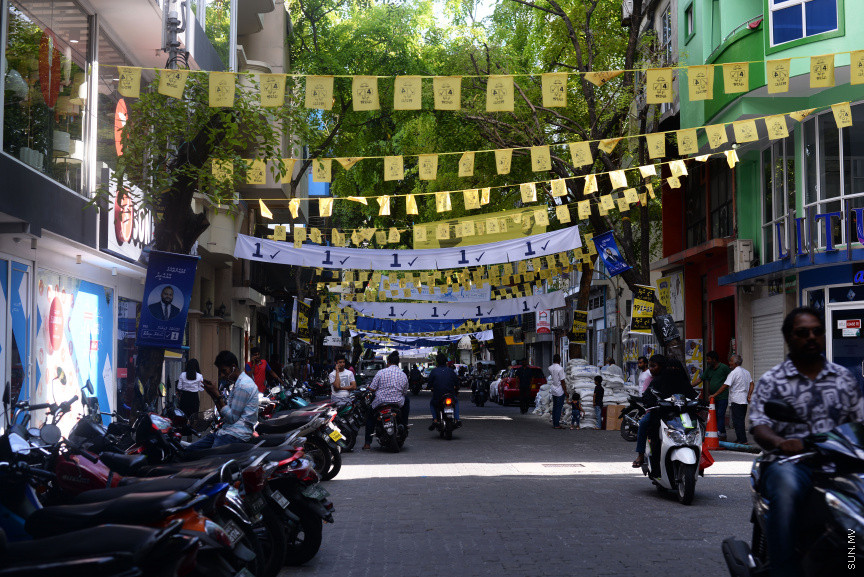 މާދަމާ ބާއްވާ ރައްޔިތުންގެ މަޖިލީހުގެ  އިންތިހާބުގެ ފޯރީގެ ތެރެއިން މާލެއާއި މުޅިރާއްޖޭގައި ކެންޕެއިންގެ ކުލަތައް -- ސަން ފޮޓޯ/ އަހުމަދު އަވްޝަން އިލްޔާސް
