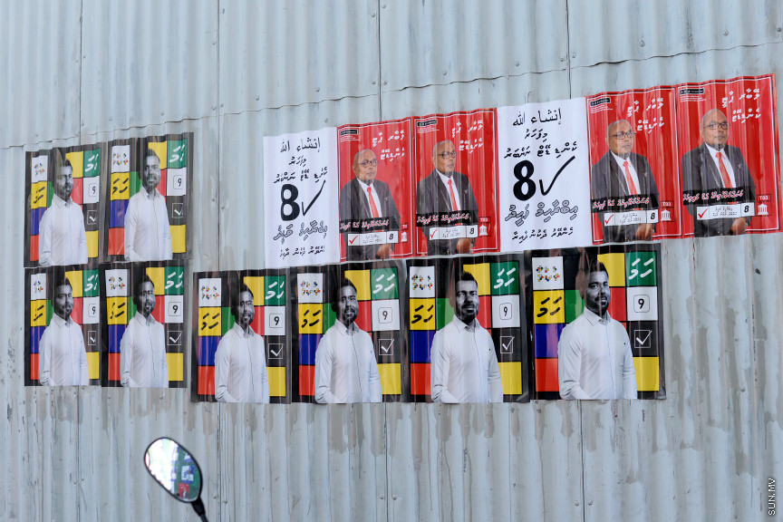 މާދަމާ ބާއްވާ ރައްޔިތުންގެ މަޖިލީހުގެ  އިންތިހާބުގެ ފޯރީގެ ތެރެއިން މާލެއާއި މުޅިރާއްޖޭގައި ކެންޕެއިންގެ ކުލަތައް -- ސަން ފޮޓޯ/ އަހުމަދު އަވްޝަން އިލްޔާސް