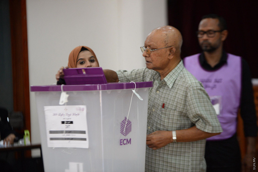 ރައްޔިތުންގެ މަޖިލިސް އިންތިހާބު ފެށިގެން ކުރިއަށް ދަނީ: އިންތިހާބުގައި 264،442 މީހުން ވޯޓުލުމުގެ ހައްގު ލިބިގެންވާއިރު، ރާއްޖެއާއި ރާއްޖެއިން ބޭރުގައި 501 ވޯޓު ފޮށޮި ވަނީ ބެހެއްޓިފައި -- ސަން ފޮޓޯ/ ފަޔާޒު މޫސާ 