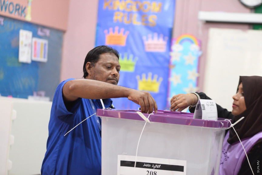 ރައްޔިތުންގެ މަޖިލިސް އިންތިހާބު ފެށިގެން ކުރިއަށް ދަނީ: އިންތިހާބުގައި 264،442 މީހުން ވޯޓުލުމުގެ ހައްގު ލިބިގެންވާއިރު، ރާއްޖެއާއި ރާއްޖެއިން ބޭރުގައި 501 ވޯޓު ފޮށޮި ވަނީ ބެހެއްޓިފައި -- ސަން ފޮޓޯ/ ފަޔާޒު މޫސާ 