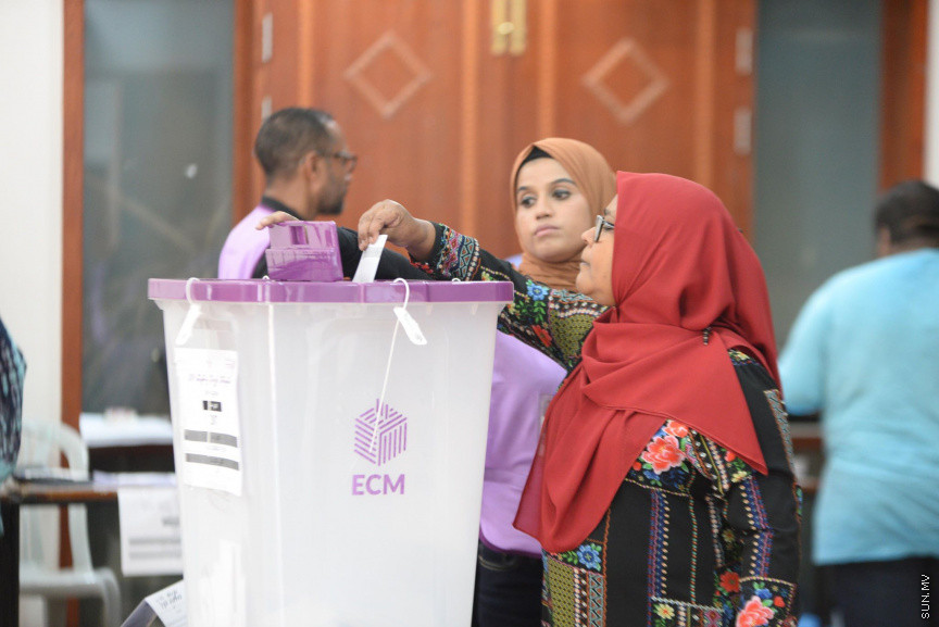 ރައްޔިތުންގެ މަޖިލިސް އިންތިހާބު ފެށިގެން ކުރިއަށް ދަނީ: އިންތިހާބުގައި 264،442 މީހުން ވޯޓުލުމުގެ ހައްގު ލިބިގެންވާއިރު، ރާއްޖެއާއި ރާއްޖެއިން ބޭރުގައި 501 ވޯޓު ފޮށޮި ވަނީ ބެހެއްޓިފައި -- ސަން ފޮޓޯ/ ފަޔާޒު މޫސާ 