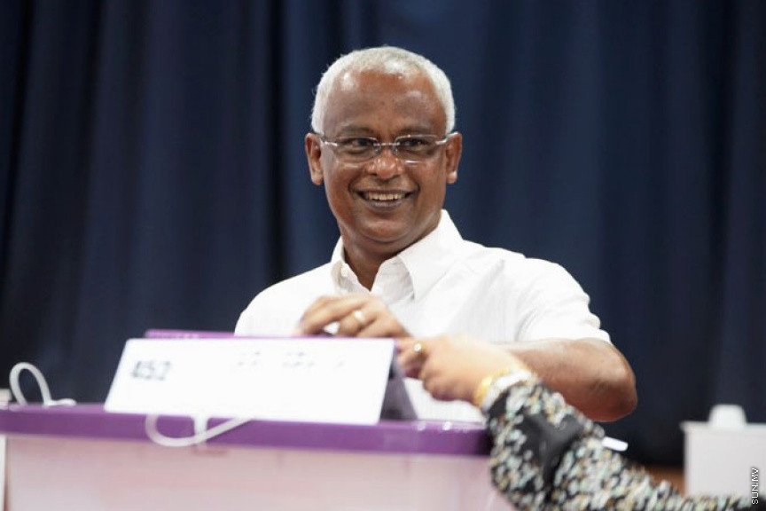 ރައްޔިތުންގެ މަޖިލިސް އިންތިހާބު ފެށިގެން ކުރިއަށް ދަނީ: ރައީސް އިބްރާހިމް މުހައްމަދު ސޯލިހު މަޖިލިސް އިންތިހާބުގައި ވޯޓު ލެއްވުުން -- ސަން ފޮޓޯ/ ފަޔާޒު މޫސާ