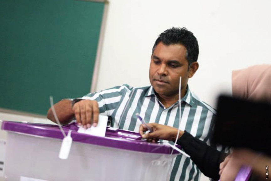 ރައްޔިތުންގެ މަޖިލިސް އިންތިހާބު ފެށިގެން ކުރިއަށް ދަނީ: ނައިބު ރައީސް ފައިސަލް ނަސީމް މަޖިލިސް އިންތިހާބުގައި ވޯޓު ލެއްވުުން -- ސަން ފޮޓޯ/ އަހުމަދު އަވްޝަން އިލްޔާސް