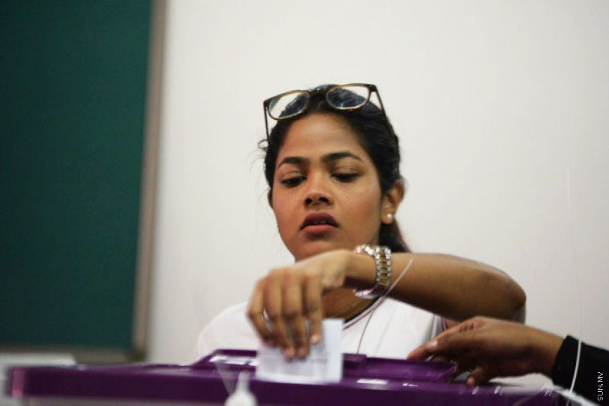 ރައްޔިތުންގެ މަޖިލިސް އިންތިހާބު ފެށިގެން ކުރިއަށް ދަނީ: ނައިބު ރައީސް ފައިސަލް ނަސީމް މަޖިލިސް އިންތިހާބުގައި ވޯޓު ލެއްވުުން -- ސަން ފޮޓޯ/ އަހުމަދު އަވްޝަން އިލްޔާސް