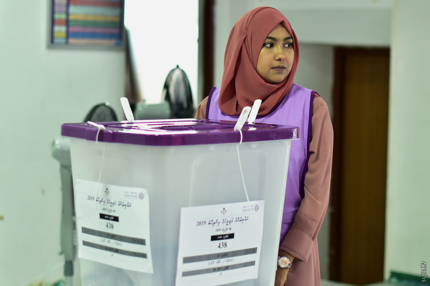 ރައްޔިތުންގެ މަޖިލިސް އިންތިހާބު ފެށިގެން ކުރިއަށް ދަނީ: އިންތިހާބުގައި 264،442 މީހުން ވޯޓުލުމުގެ ހައްގު ލިބިގެންވާއިރު، ރާއްޖެއާއި ރާއްޖެއިން ބޭރުގައި 501 ވޯޓު ފޮށޮި ވަނީ ބެހެއްޓިފައި -- ސަން ފޮޓޯ/ ހުސެއިން ސަޔާހް