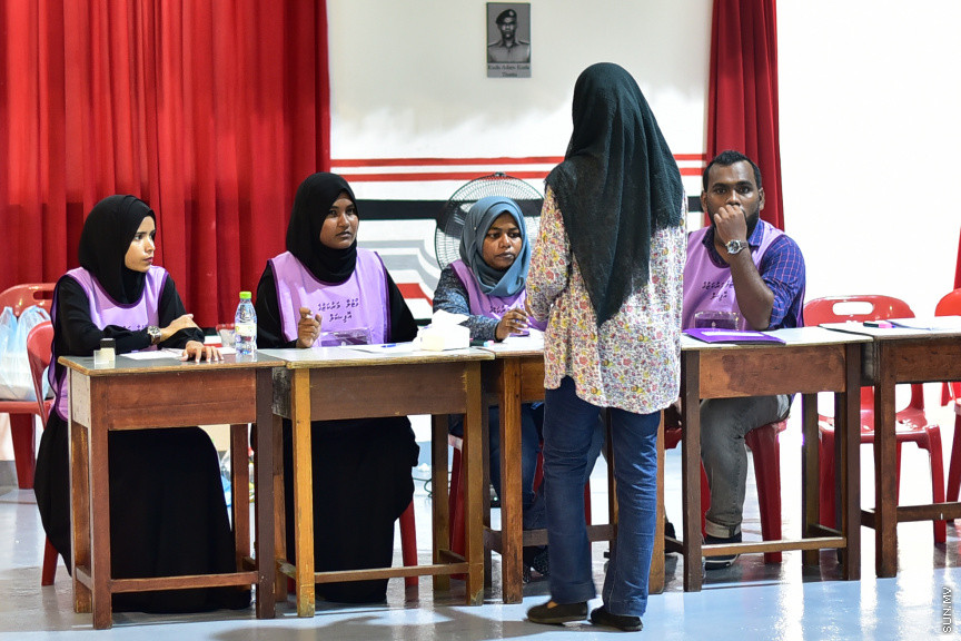 ރައްޔިތުންގެ މަޖިލިސް އިންތިހާބު ފެށިގެން ކުރިއަށް ދަނީ: އިންތިހާބުގައި 264،442 މީހުން ވޯޓުލުމުގެ ހައްގު ލިބިގެންވާއިރު، ރާއްޖެއާއި ރާއްޖެއިން ބޭރުގައި 501 ވޯޓު ފޮށޮި ވަނީ ބެހެއްޓިފައި -- ސަން ފޮޓޯ/ ހުސެއިން ސަޔާހް