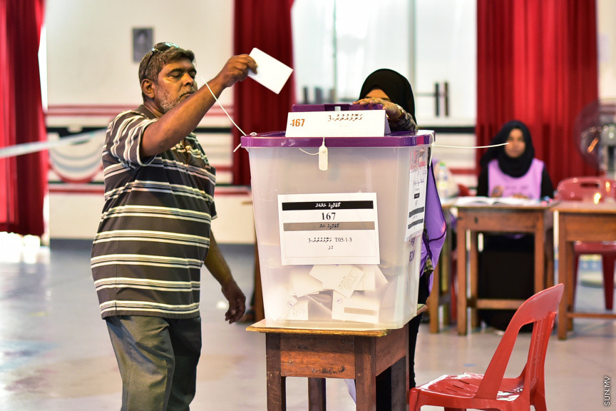 ރައްޔިތުންގެ މަޖިލިސް އިންތިހާބު ފެށިގެން ކުރިއަށް ދަނީ: އިންތިހާބުގައި 264،442 މީހުން ވޯޓުލުމުގެ ހައްގު ލިބިގެންވާއިރު، ރާއްޖެއާއި ރާއްޖެއިން ބޭރުގައި 501 ވޯޓު ފޮށޮި ވަނީ ބެހެއްޓިފައި -- ސަން ފޮޓޯ/ ހުސެއިން ސަޔާހް