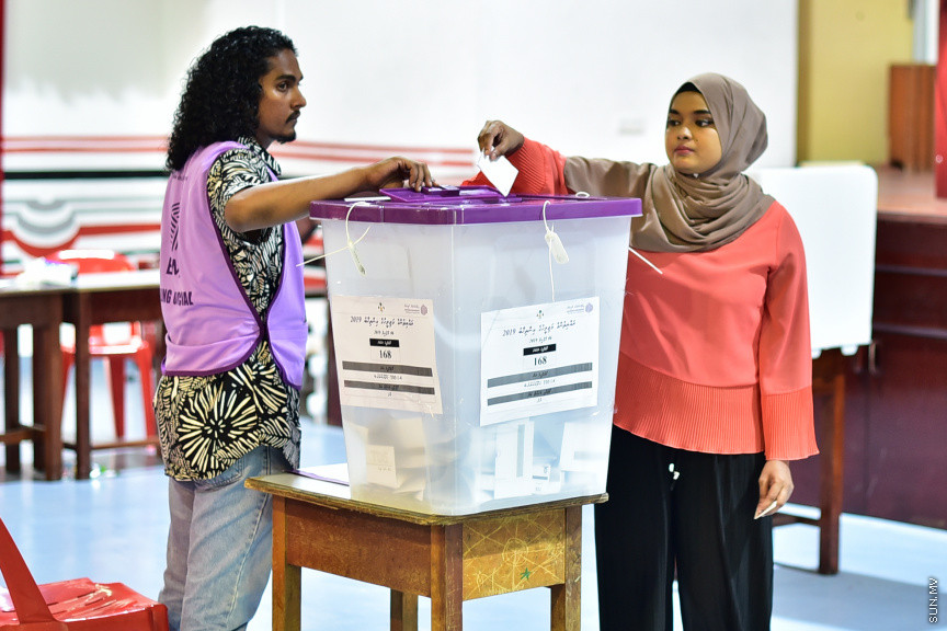 ރައްޔިތުންގެ މަޖިލިސް އިންތިހާބު ފެށިގެން ކުރިއަށް ދަނީ: އިންތިހާބުގައި 264،442 މީހުން ވޯޓުލުމުގެ ހައްގު ލިބިގެންވާއިރު، ރާއްޖެއާއި ރާއްޖެއިން ބޭރުގައި 501 ވޯޓު ފޮށޮި ވަނީ ބެހެއްޓިފައި -- ސަން ފޮޓޯ/ ހުސެއިން ސަޔާހް