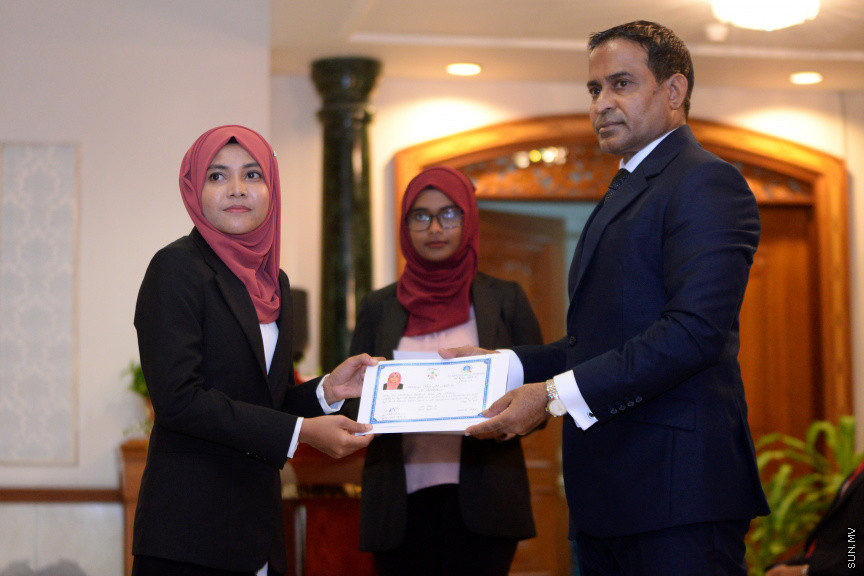 ދިވެހިރާއްޖޭގެ ގާނޫނީ ވަކީލެއްގެ ހައިސިއްޔަތުން މަސައްކަތްކުރުމުގެ ހުއްދަ ދިނުމުގެ ރަސްމިއްޔާތުގެ ތެރެއިން -- ސަން ފޮޓޯ/ އަހުމަދު އަވްޝަން އިލްޔާސް