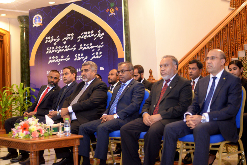 ދިވެހިރާއްޖޭގެ ގާނޫނީ ވަކީލެއްގެ ހައިސިއްޔަތުން މަސައްކަތްކުރުމުގެ ހުއްދަ ދިނުމުގެ ރަސްމިއްޔާތުގެ ތެރެއިން -- ސަން ފޮޓޯ/ އަހުމަދު އަވްޝަން އިލްޔާސް