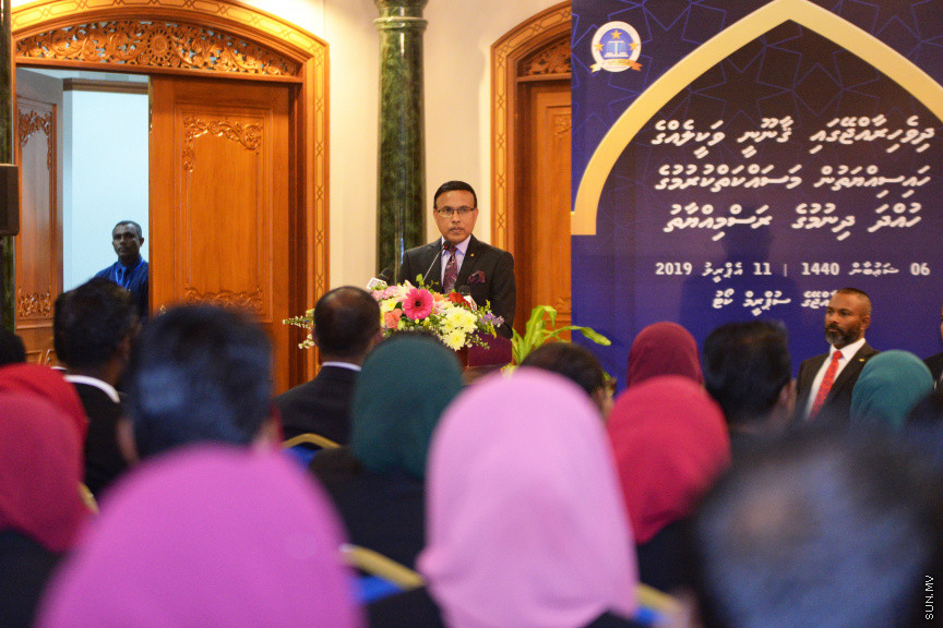 ދިވެހިރާއްޖޭގެ ގާނޫނީ ވަކީލެއްގެ ހައިސިއްޔަތުން މަސައްކަތްކުރުމުގެ ހުއްދަ ދިނުމުގެ ރަސްމިއްޔާތުގެ ތެރެއިން -- ސަން ފޮޓޯ/ އަހުމަދު އަވްޝަން އިލްޔާސް