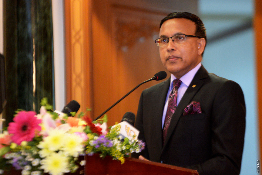 ދިވެހިރާއްޖޭގެ ގާނޫނީ ވަކީލެއްގެ ހައިސިއްޔަތުން މަސައްކަތްކުރުމުގެ ހުއްދަ ދިނުމުގެ ރަސްމިއްޔާތުގެ ތެރެއިން -- ސަން ފޮޓޯ/ އަހުމަދު އަވްޝަން އިލްޔާސް