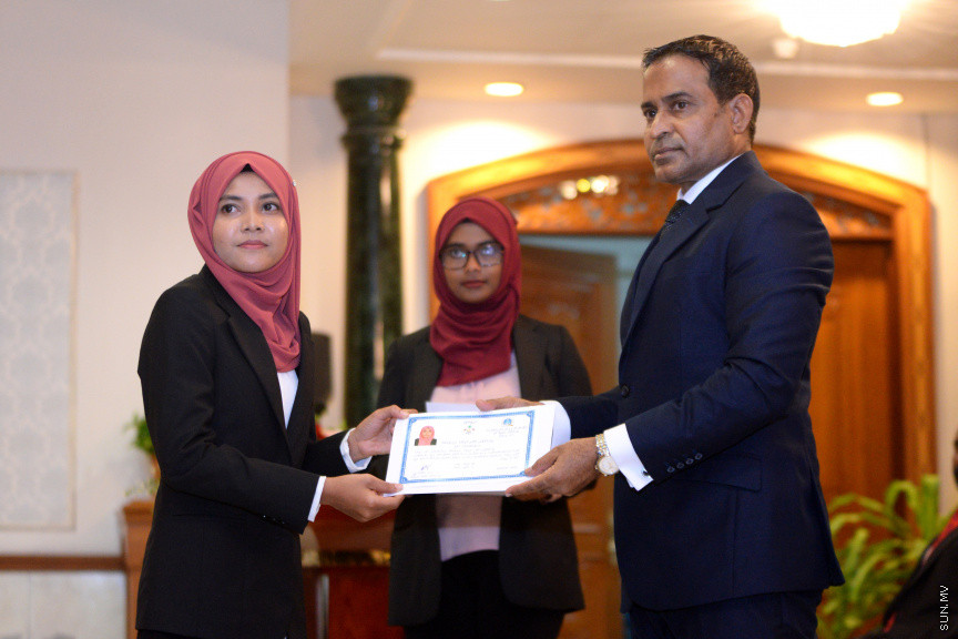 ދިވެހިރާއްޖޭގެ ގާނޫނީ ވަކީލެއްގެ ހައިސިއްޔަތުން މަސައްކަތްކުރުމުގެ ހުއްދަ ދިނުމުގެ ރަސްމިއްޔާތުގެ ތެރެއިން -- ސަން ފޮޓޯ/ އަހުމަދު އަވްޝަން އިލްޔާސް