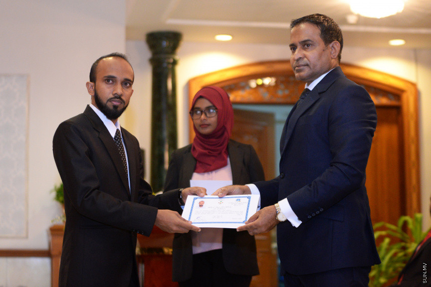 ދިވެހިރާއްޖޭގެ ގާނޫނީ ވަކީލެއްގެ ހައިސިއްޔަތުން މަސައްކަތްކުރުމުގެ ހުއްދަ ދިނުމުގެ ރަސްމިއްޔާތުގެ ތެރެއިން -- ސަން ފޮޓޯ/ އަހުމަދު އަވްޝަން އިލްޔާސް