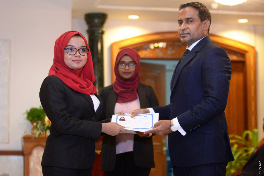 ދިވެހިރާއްޖޭގެ ގާނޫނީ ވަކީލެއްގެ ހައިސިއްޔަތުން މަސައްކަތްކުރުމުގެ ހުއްދަ ދިނުމުގެ ރަސްމިއްޔާތުގެ ތެރެއިން -- ސަން ފޮޓޯ/ އަހުމަދު އަވްޝަން އިލްޔާސް