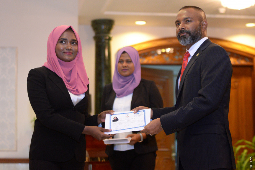 ދިވެހިރާއްޖޭގެ ގާނޫނީ ވަކީލެއްގެ ހައިސިއްޔަތުން މަސައްކަތްކުރުމުގެ ހުއްދަ ދިނުމުގެ ރަސްމިއްޔާތުގެ ތެރެއިން -- ސަން ފޮޓޯ/ އަހުމަދު އަވްޝަން އިލްޔާސް