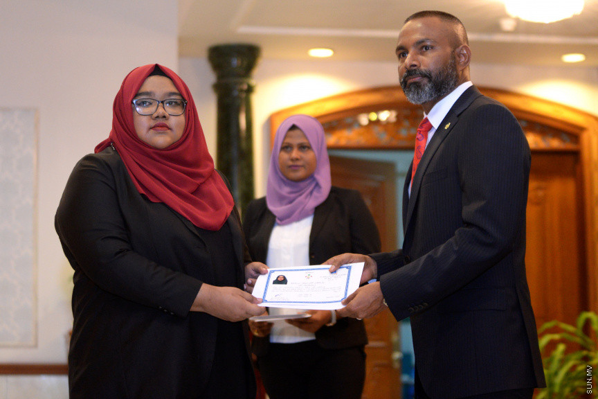 ދިވެހިރާއްޖޭގެ ގާނޫނީ ވަކީލެއްގެ ހައިސިއްޔަތުން މަސައްކަތްކުރުމުގެ ހުއްދަ ދިނުމުގެ ރަސްމިއްޔާތުގެ ތެރެއިން -- ސަން ފޮޓޯ/ އަހުމަދު އަވްޝަން އިލްޔާސް