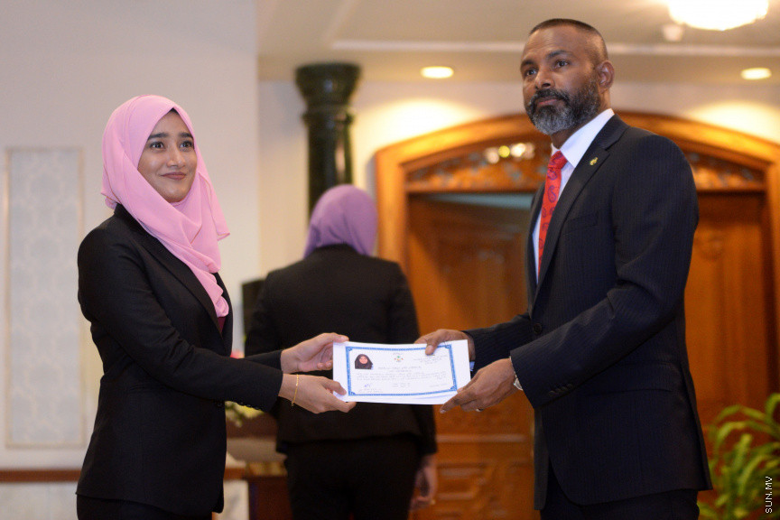 ދިވެހިރާއްޖޭގެ ގާނޫނީ ވަކީލެއްގެ ހައިސިއްޔަތުން މަސައްކަތްކުރުމުގެ ހުއްދަ ދިނުމުގެ ރަސްމިއްޔާތުގެ ތެރެއިން -- ސަން ފޮޓޯ/ އަހުމަދު އަވްޝަން އިލްޔާސް