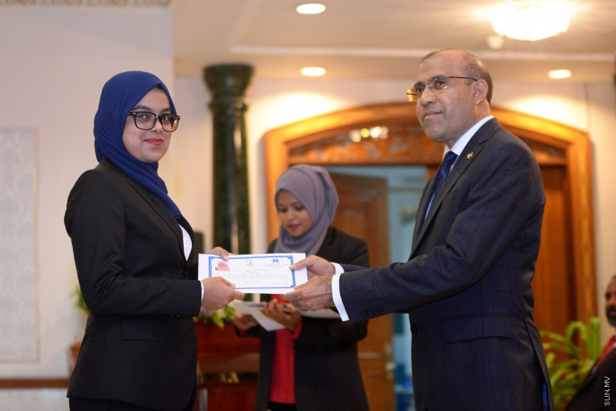 ދިވެހިރާއްޖޭގެ ގާނޫނީ ވަކީލެއްގެ ހައިސިއްޔަތުން މަސައްކަތްކުރުމުގެ ހުއްދަ ދިނުމުގެ ރަސްމިއްޔާތުގެ ތެރެއިން -- ސަން ފޮޓޯ/ އަހުމަދު އަވްޝަން އިލްޔާސް