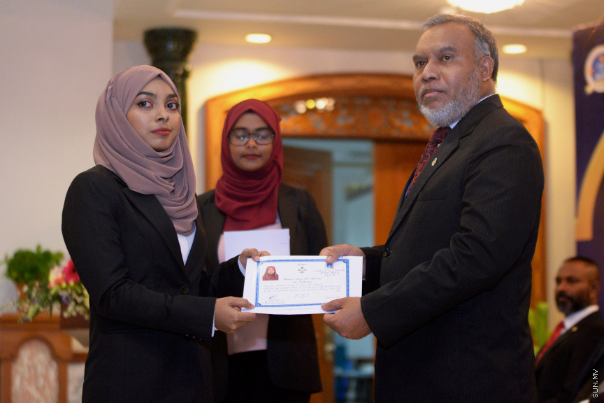 ދިވެހިރާއްޖޭގެ ގާނޫނީ ވަކީލެއްގެ ހައިސިއްޔަތުން މަސައްކަތްކުރުމުގެ ހުއްދަ ދިނުމުގެ ރަސްމިއްޔާތުގެ ތެރެއިން -- ސަން ފޮޓޯ/ އަހުމަދު އަވްޝަން އިލްޔާސް