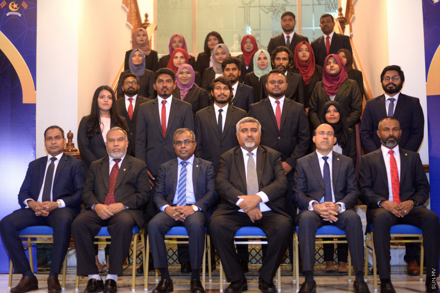 ދިވެހިރާއްޖޭގެ ގާނޫނީ ވަކީލެއްގެ ހައިސިއްޔަތުން މަސައްކަތްކުރުމުގެ ހުއްދަ ދިނުމުގެ ރަސްމިއްޔާތުގެ ތެރެއިން -- ސަން ފޮޓޯ/ އަހުމަދު އަވްޝަން އިލްޔާސް