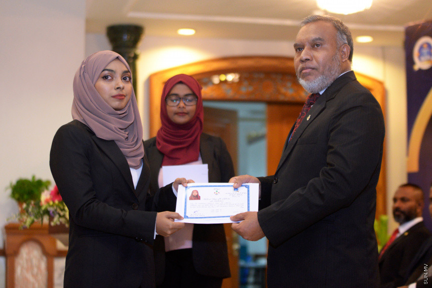 ދިވެހިރާއްޖޭގެ ގާނޫނީ ވަކީލެއްގެ ހައިސިއްޔަތުން މަސައްކަތްކުރުމުގެ ހުއްދަ ދިނުމުގެ ރަސްމިއްޔާތުގެ ތެރެއިން -- ސަން ފޮޓޯ/ އަހުމަދު އަވްޝަން އިލްޔާސް