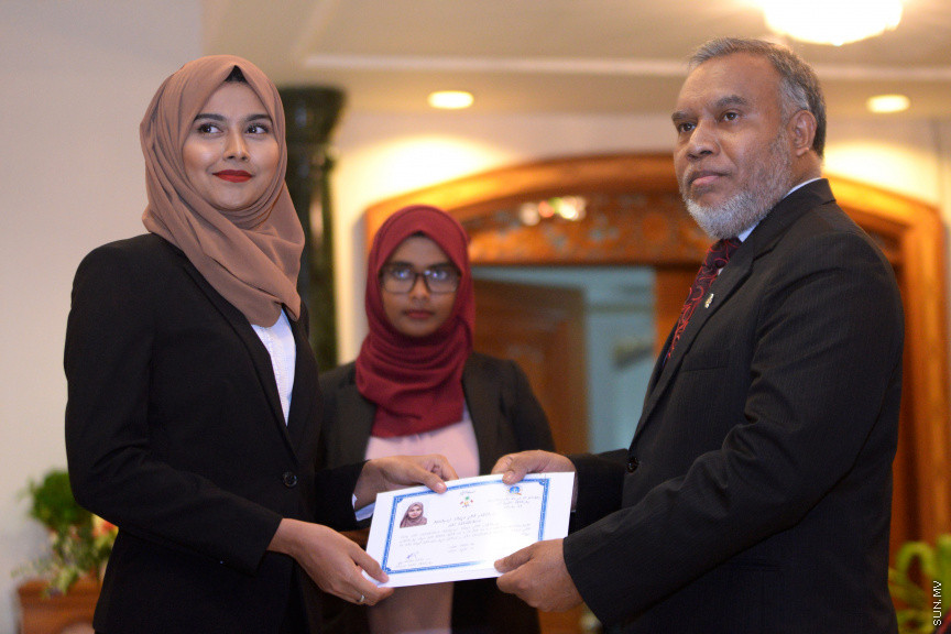 ދިވެހިރާއްޖޭގެ ގާނޫނީ ވަކީލެއްގެ ހައިސިއްޔަތުން މަސައްކަތްކުރުމުގެ ހުއްދަ ދިނުމުގެ ރަސްމިއްޔާތުގެ ތެރެއިން -- ސަން ފޮޓޯ/ އަހުމަދު އަވްޝަން އިލްޔާސް