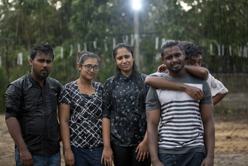 އެޕްރީލް، 22، 2019: ސްރީލަންކަގައި ދިން ސިލްސިލާ ބޮމުގެ ހަމަލާތަކުގައި މަރުވި މީހުންގެ ޖަނާޒާ: އެ ގައުމުގެ އަށް ސަރަހަދެއްގައި ބޮމުގެ ހަމަލާތަކެއް ދީފައިވާއިރު، މަރުވި މީހުންގެ އަދަދު ވަނީ 310 އަށް އަރާފައި -- ފޮޓޯ/އޭޕީ